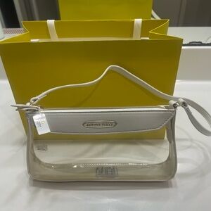 BNWT-Kendra Scott White and Clear Wristlet
Comes with KS bag!